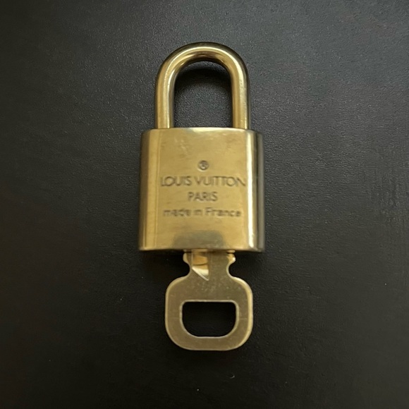 LOUIS VUITTON authentic lock and key - Picture 4 of 4